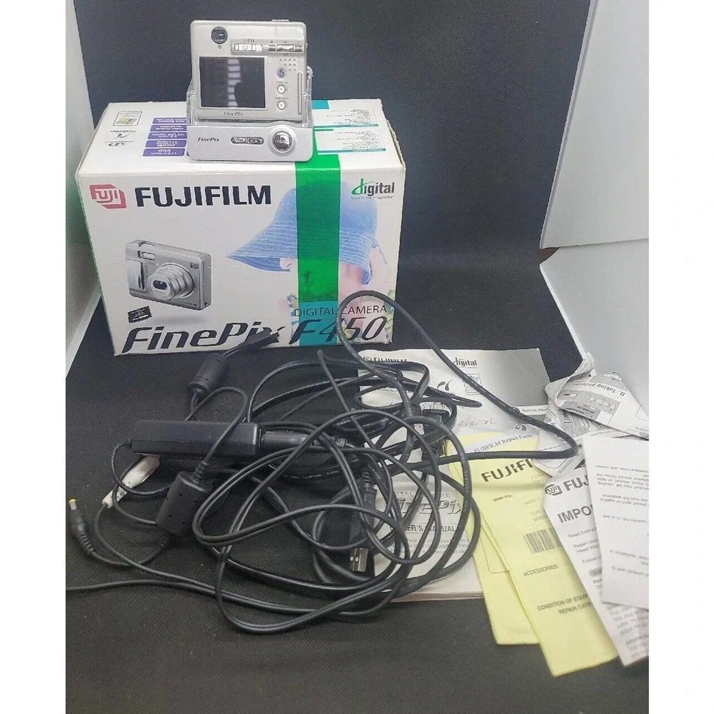FUJIFILM Finepix F450 5.2MP Digital Camera FOR PARTS BAD SCREEN. camera turns on